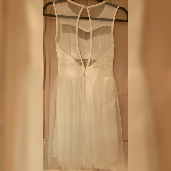 White Dress with lace and tool - Picture 3 of 4